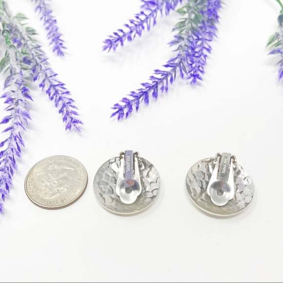 Vintage Signed Sarah Coventry Hammered Silver Tone Disc Clip On Earrings - Picture 4 of 4